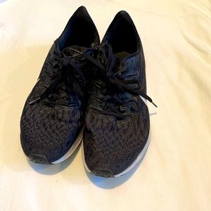 Nike zoom sneaker size 8 Black